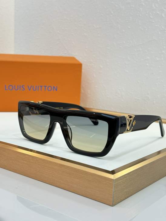 Picture of Louis Vuitton Sunglasses _SKUfw79615813fw